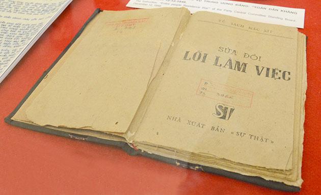 Bác Hồ hoàn thành tác phẩm Sửa đổi lối làm việc tại Khau Tý (1947)