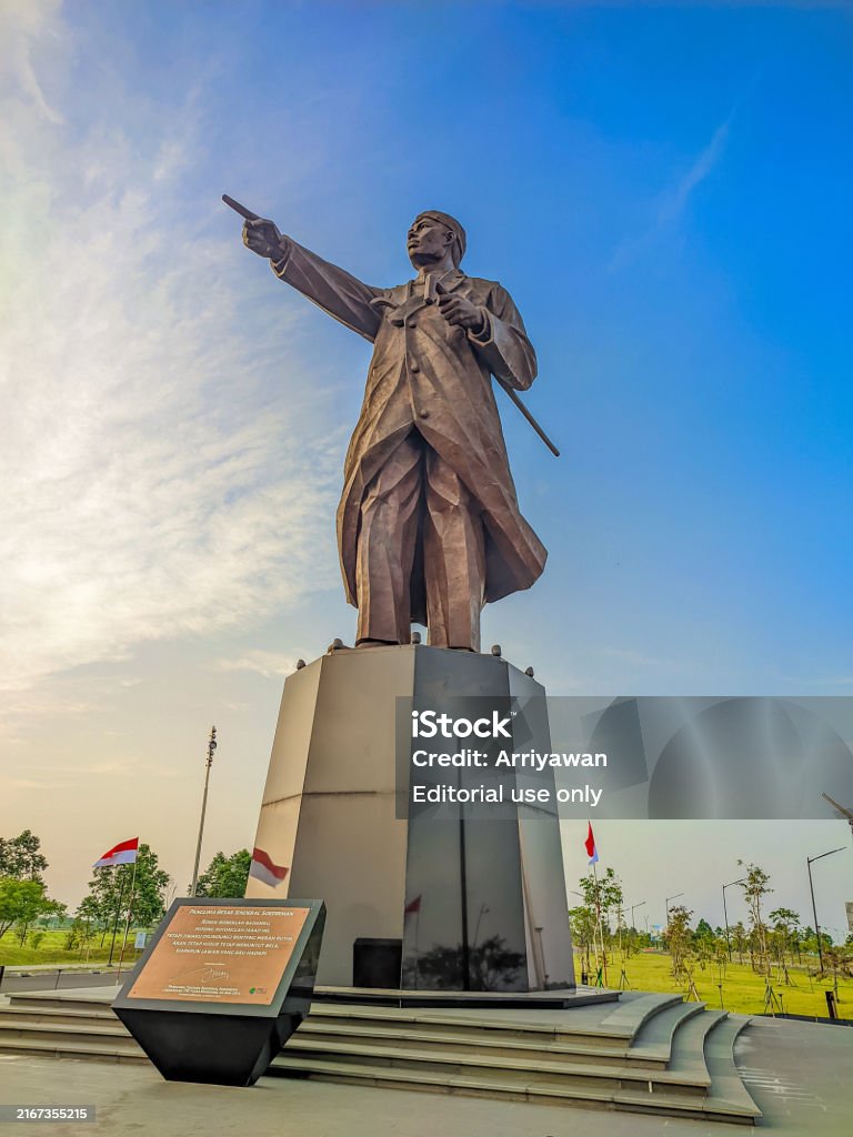 Trần Hưng Đạo, tên thật Trần Quốc Tuấn (1228–1300)
