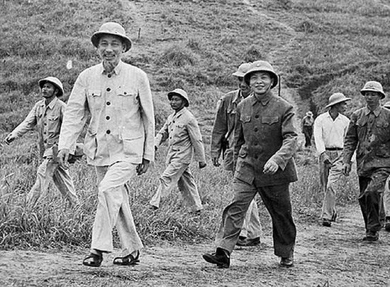 Chủ tịch Hồ Chí Minh và Đại tướng Võ Nguyên Giáp năm 1957