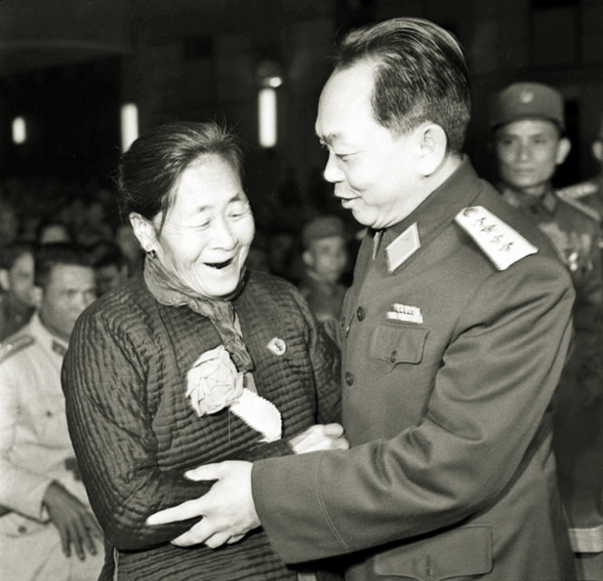 Người mẹ chèo đò trên dòng sông lửa