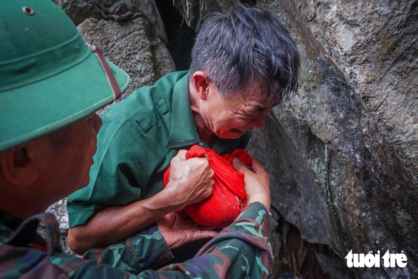 Người cựu binh bật khóc lật đá tìm một trung đội nằm lại bên ụ súng ở 'Lò vôi thế kỷ'