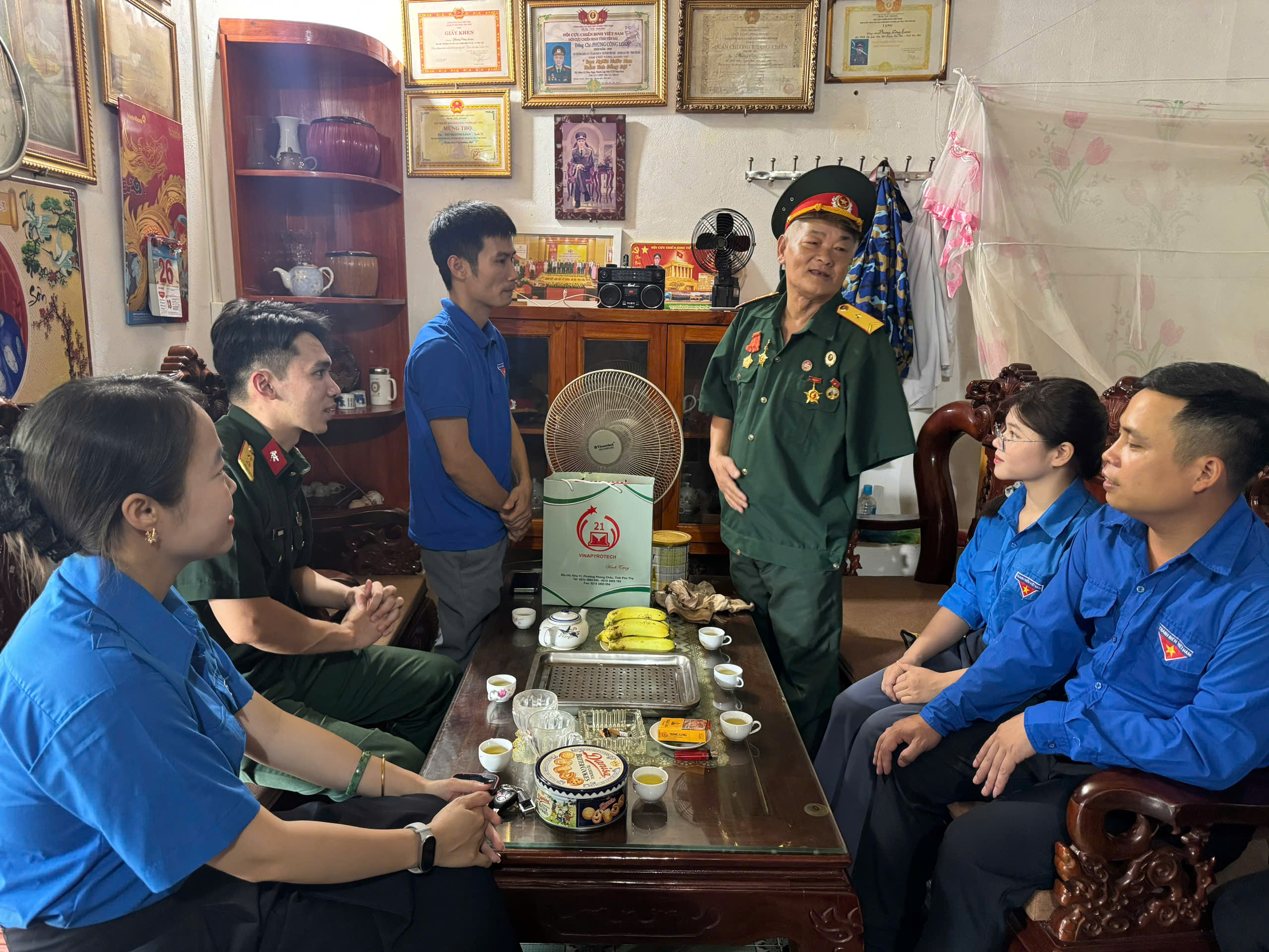 Đoàn Thanh niên phường Âu Cơ tặng quà tri ân Thương Binh