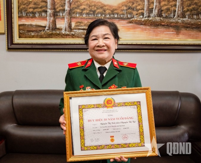 NGƯỜI CON GÁI VIẾT ĐƠN BẰNG MÁU VÀ HUY HIỆU “DŨNG SĨ DIỆT MỸ” GIỮA TỌA ĐỘ LỬA TRƯỜNG SƠN