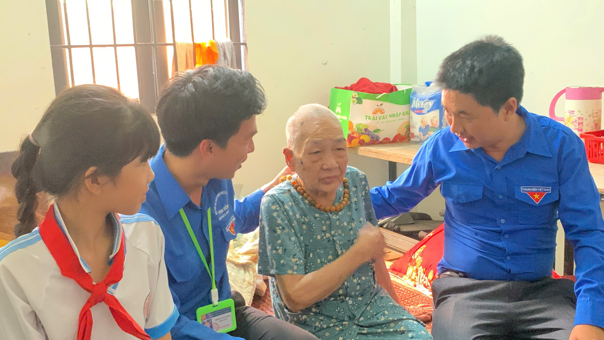 Chi đoàn phối hớp với Liên đội trường TH-THCS Phan Bội Châu tổ chức hoạt động thăm hỏi bà Trần Thị Anh – người hoạt động kháng chiến hưởng trợ cấp hàng tháng nhân kỷ niệm 70 năm Ngày truyền thống Hội Liên hiệp Thanh niên Việt Nam