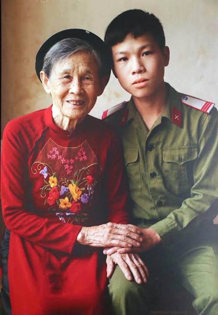 Mẹ Việt Nam Anh hùng Nguyễn Thị Lan hai lần chịu nỗi đau mất người thân. Tiễn chồng rồi tiễn con trai ra trận, hơn nửa thế kỷ trôi qua, điều mẹ mong mỏi nhất vẫn là tìm được hài cốt chồng để đưa về quê nhà.