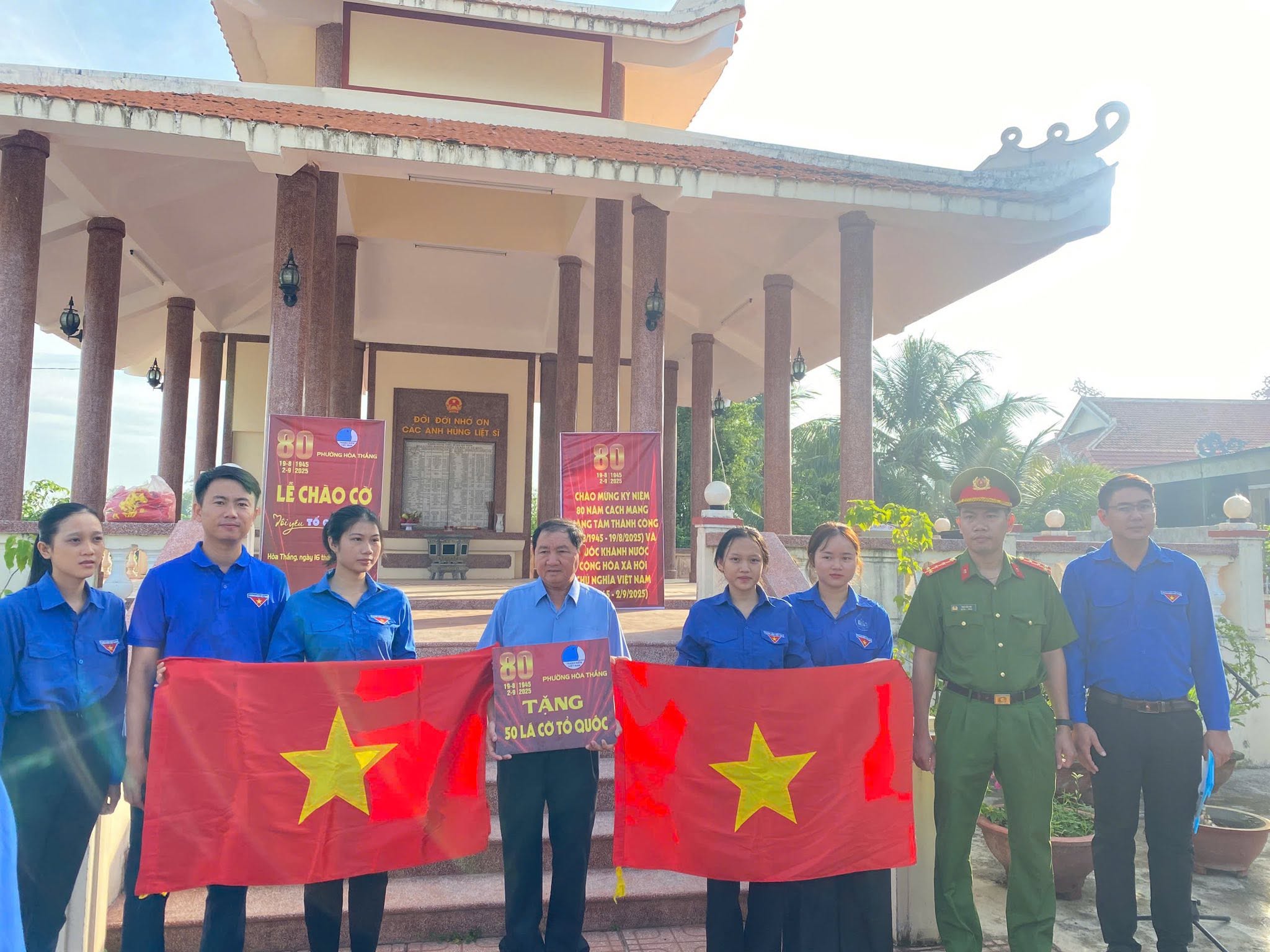 SẮC ÁO ANH BỘ ĐỘI CỤ HỒ GIỮA HAI THỜI KHẮC