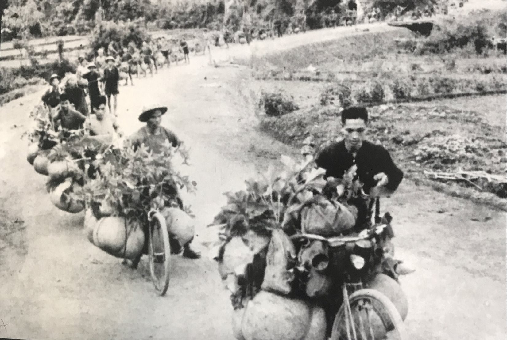 Bằng các phương tiện thô sơ, quân và dân ta đã vận chuyển hàng vạn tấn vũ khí, đạn dược... lên Điện Biên