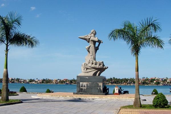 Mẹ Suốt – Người mẹ chèo đò giữa mưa bom