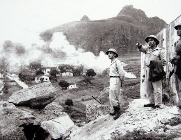 QUYẾT ĐỊNH LỊCH SỬ TRƯỚC GIỜ NỔ SÚNG