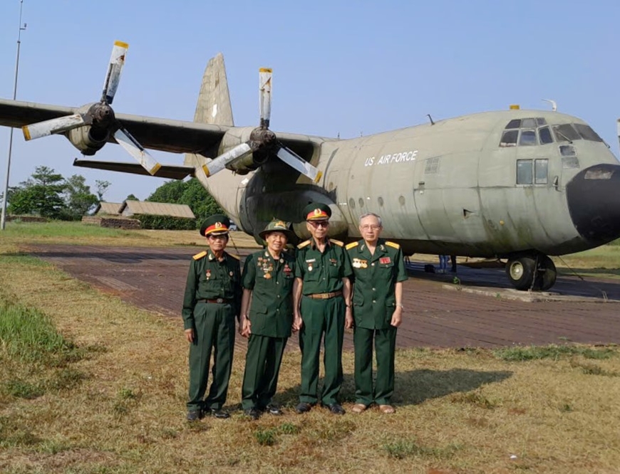 Giữ Vững Bình Minh Trên Đồi Khói Súng