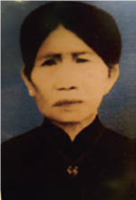 NGƯỜI MẸ GÁNH NƯỚC VƯỢT DỐC CỨU THƯƠNG BINH