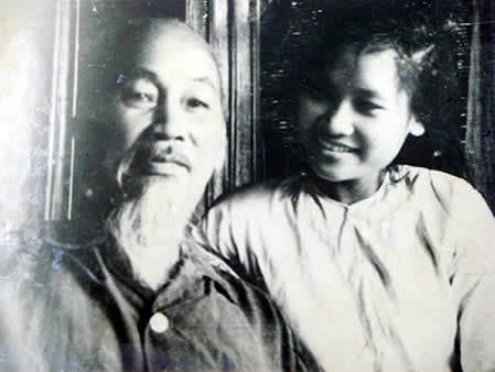 NGƯỜI NỮ DÂN QUÂN BÁM Ụ CÁT ĐÁNH TÀU CHIẾN MỸ