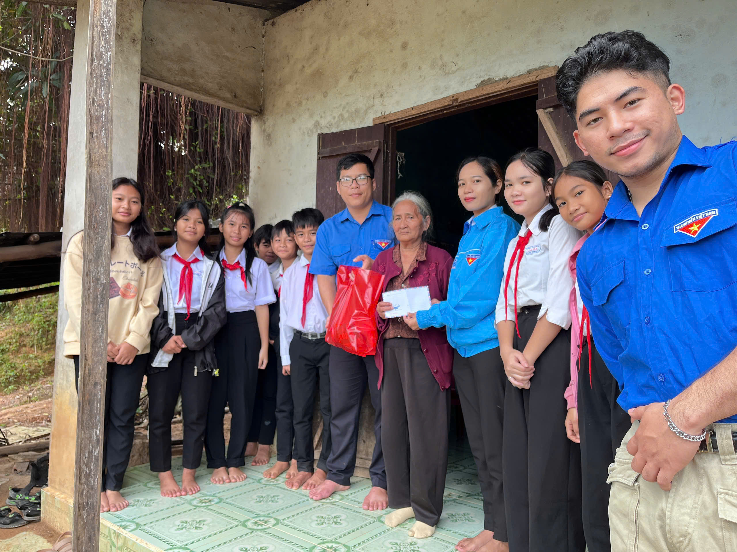 NGƯỜI PHỤ NỮ THẦM LẶNG TRONG NHỮNG NĂM THÁNG CÁCH MẠNG