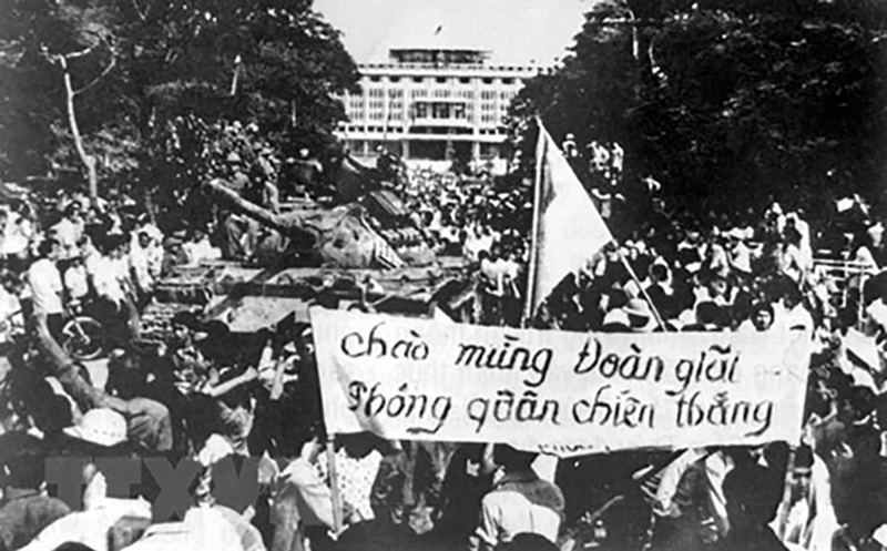 Nhân dân Sài Gòn vui mừng trong ngày chiến thắng 30/4/1975