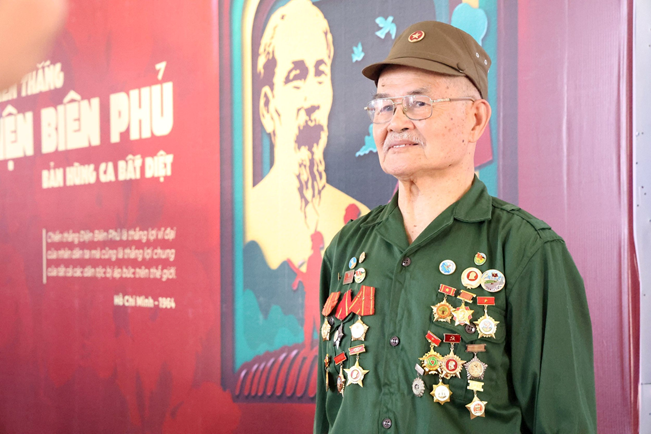 Máu rơi vẫn không lùi bước