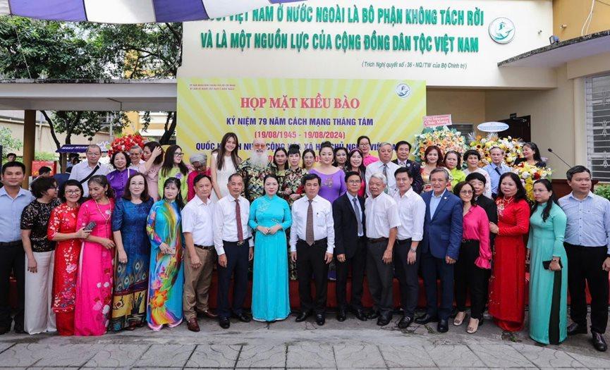 NHỮNG NGƯỜI VIỆT NAM XA QUÊ VÀ CÂU CHUYỆN TRỞ VỀ