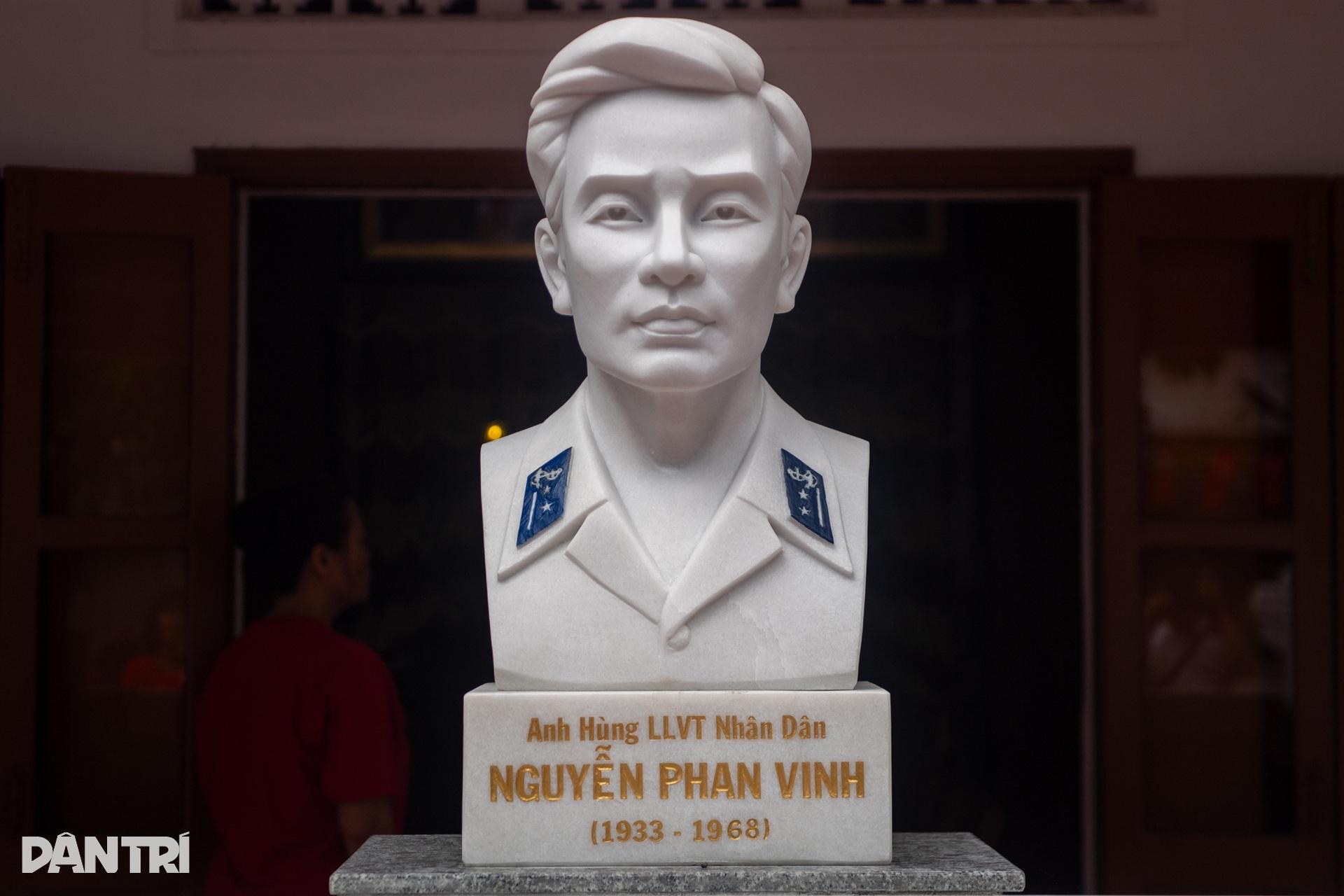 NGUYỄN PHAN VINH – NGƯỜI THUYỀN TRƯỞNG TÀU KHÔNG SỐ GIỮA BIỂN LỬA