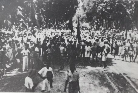 Mùa thu 1945 : Khi Nắng Vàng Hòa Cùng Máu Đỏ Và Cờ Hoa