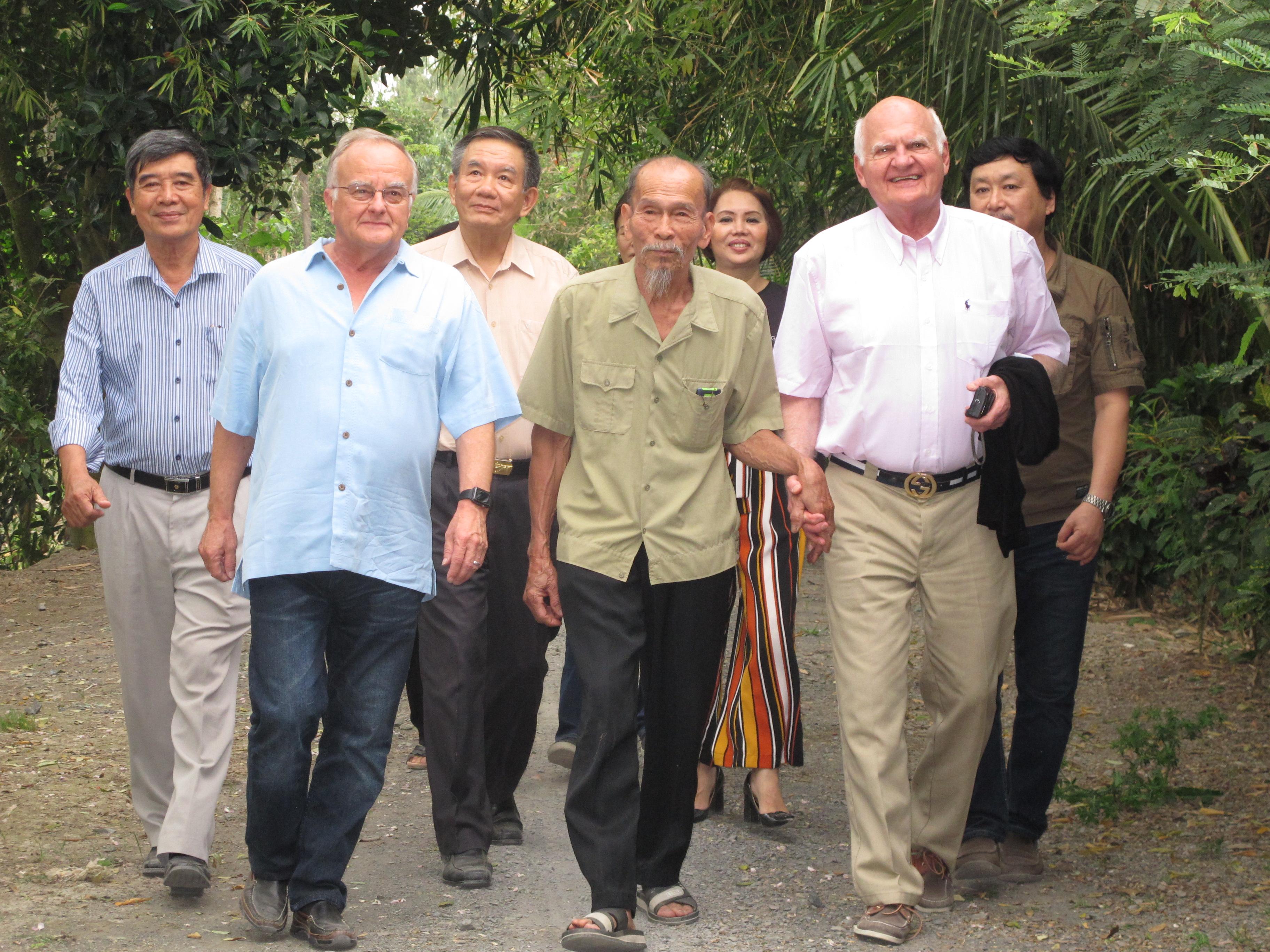 Cái bắt tay lịch sử với phi công Mỹ Ralph Wetterhahn