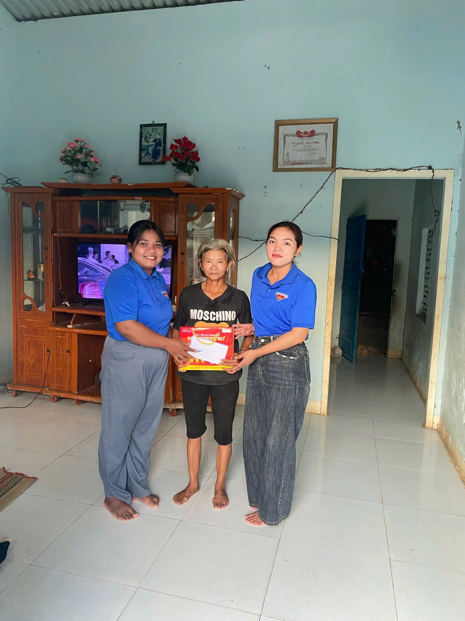 NGƯỜI CHIẾN SĨ TUỔI MƯƠI VÀ NGỌN LỬA TRUYỀN THỐNG ĐƯỢC TRAO LẠI