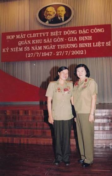 NGƯỜI NỮ GIAO LIÊN VỚI CHIẾC VÒNG CẨM THẠCH MẬT MÃ
