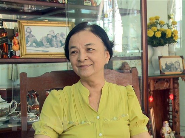 Hai Mỹ cô gái ngồi lên xe tăng dẫn đường cho bộ đội