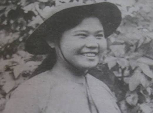 NỮ DU KÍCH ÔM MÌN GẠT BẮN CHÁY ĐOÀN XE CƠ GIỚI