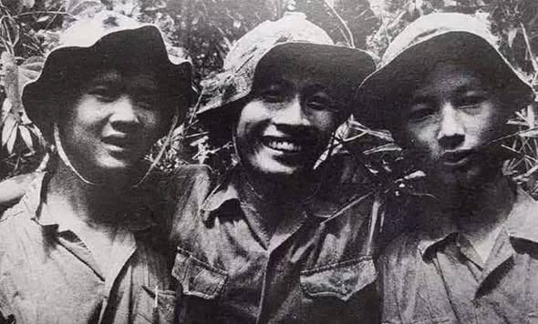 KHOẢNH KHẮC Ở LẠI VỚI THỜI GIAN