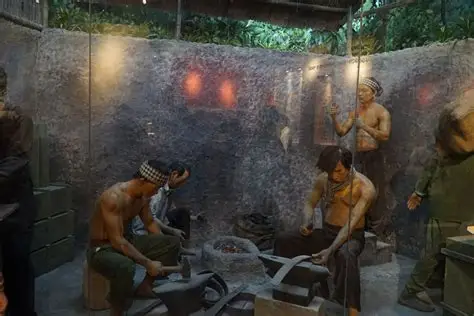 NGƯỜI THỢ RÈN VŨ KHÍ Ở HƯƠNG KHÊ