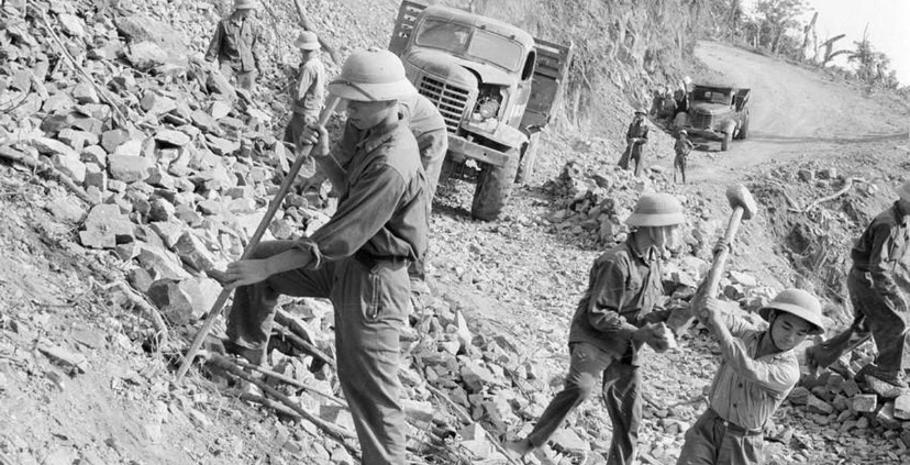 NHỮNG CHIẾN SĨ THANH NIÊN XUNG PHONG TRÊN ĐƯỜNG TRƯỜNG SƠN
