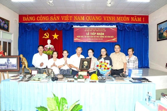 Trao tặng nhiều tư liệu quý về cố Thủ tướng Võ Văn Kiệt cho Cà Mau
