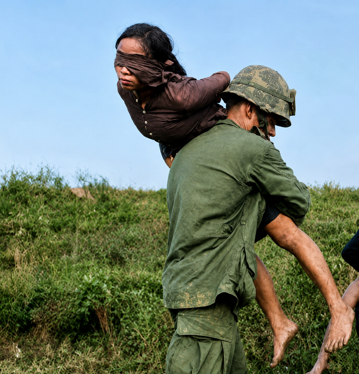 Nữ giao liên kiên trung bất khuất