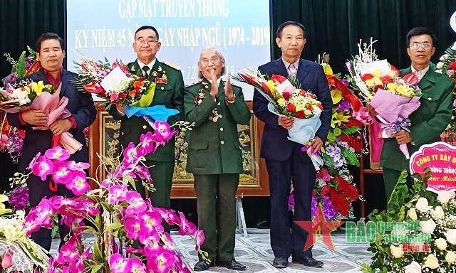 Giành nhau làm việc khó