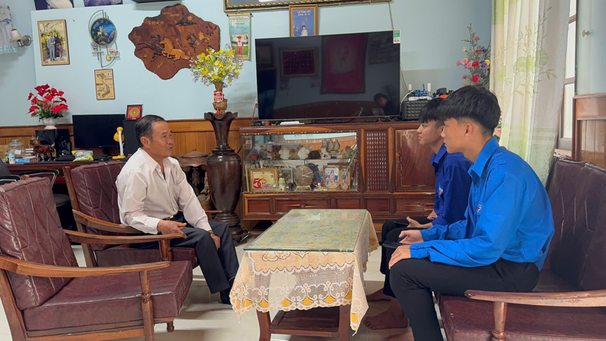 Dấu chân người giao liên nhỏ tuổi trong thời hoa lửa