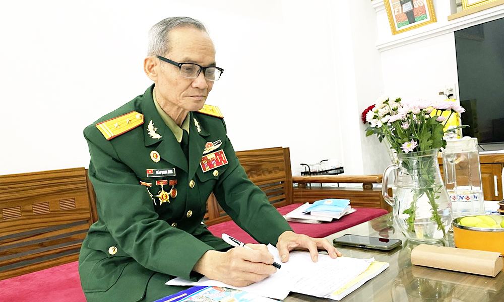 Cựu chiến binh hăng say kể chuyện giáo dục truyền thống