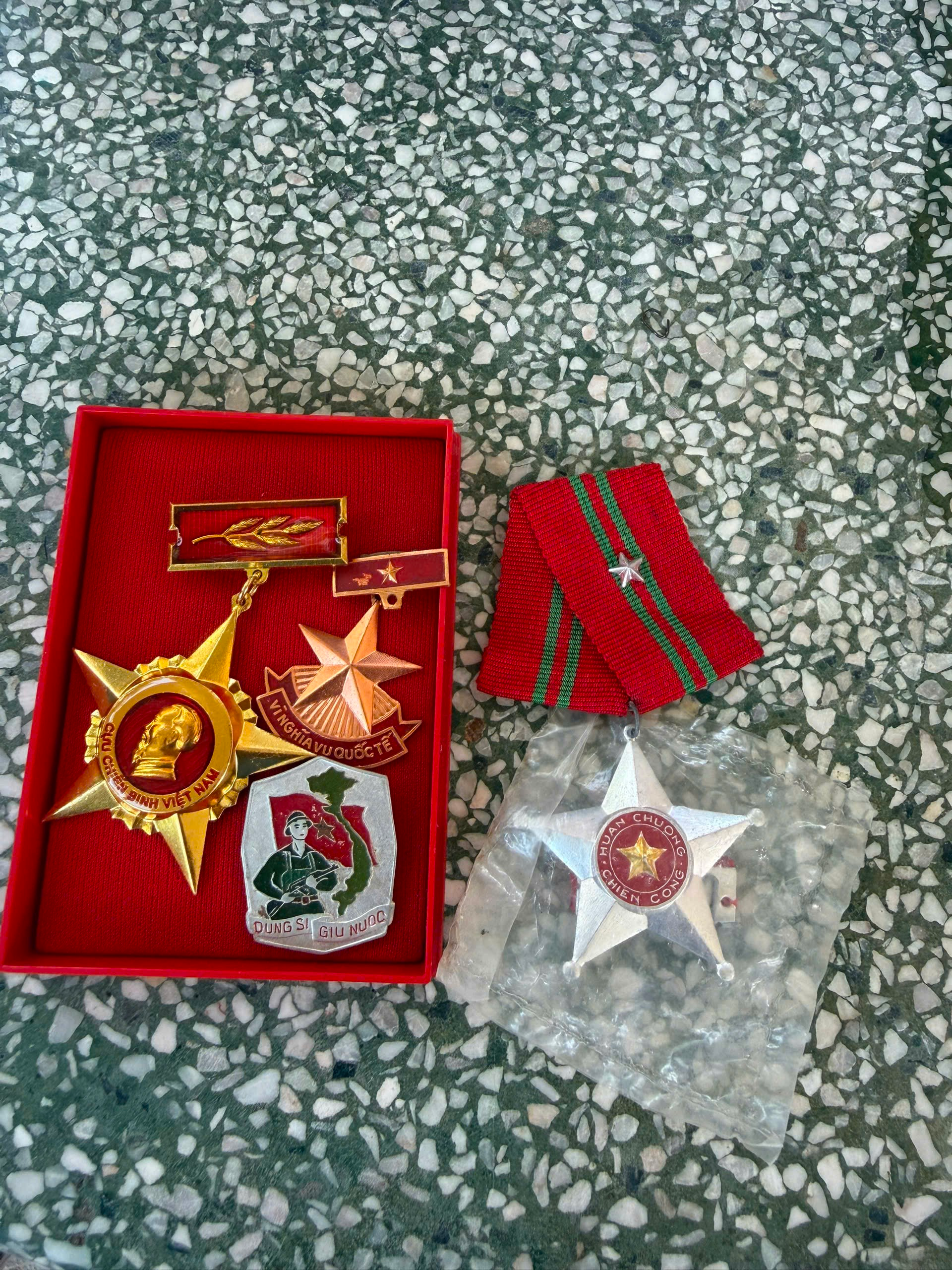 NHỮNG TỜ GIẤY ÚA MÀU THỜI GIAN