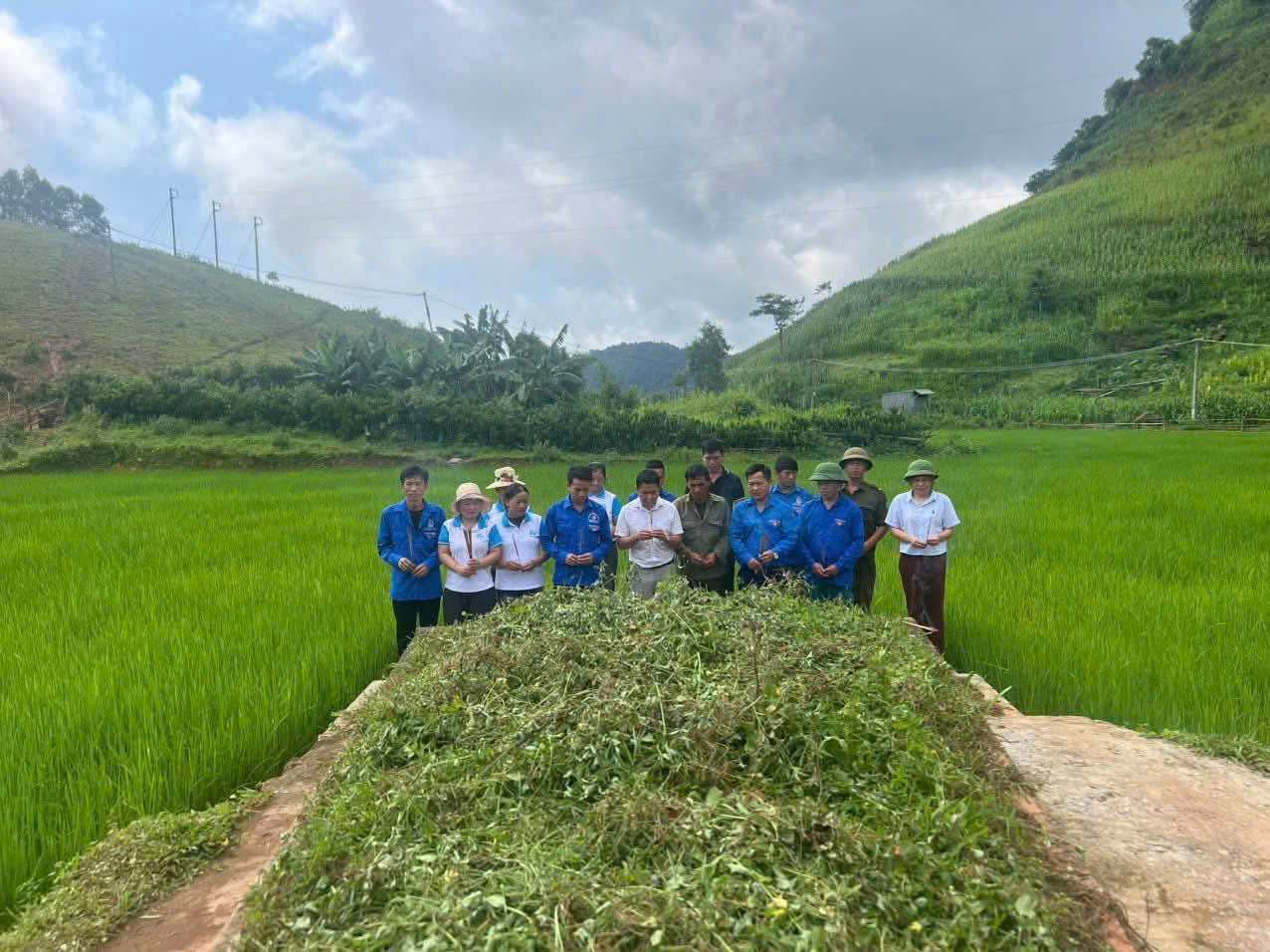 thắp nếm hương tri ân các anh hùng liệt sĩ nhân dịp 27/7