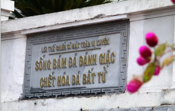 HOA VỀ VỚI ĐẤT MẸ