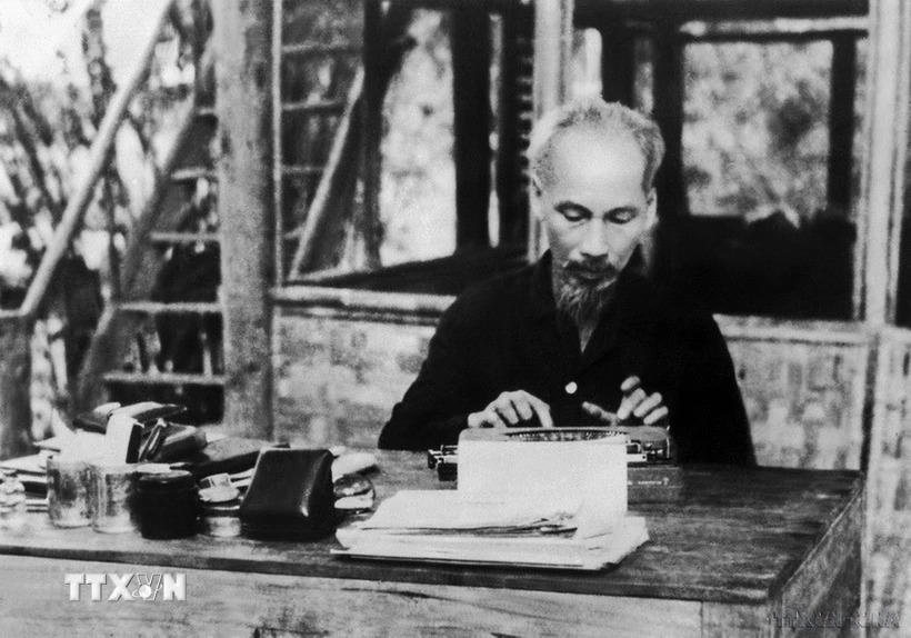 Hồ Chí Minh – Người luôn gần gũi với nhân dân