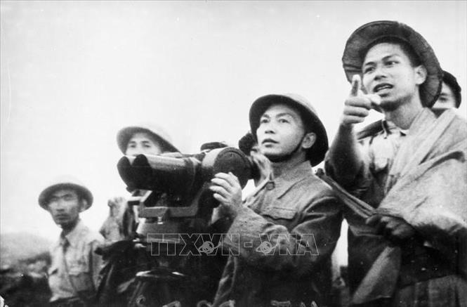 Đại tướng Võ Nguyên Giáp quan sát trận địa lần cuối cùng trước khi phát lệnh nổ súng mở màn Chiến dịch Điện Biên Phủ