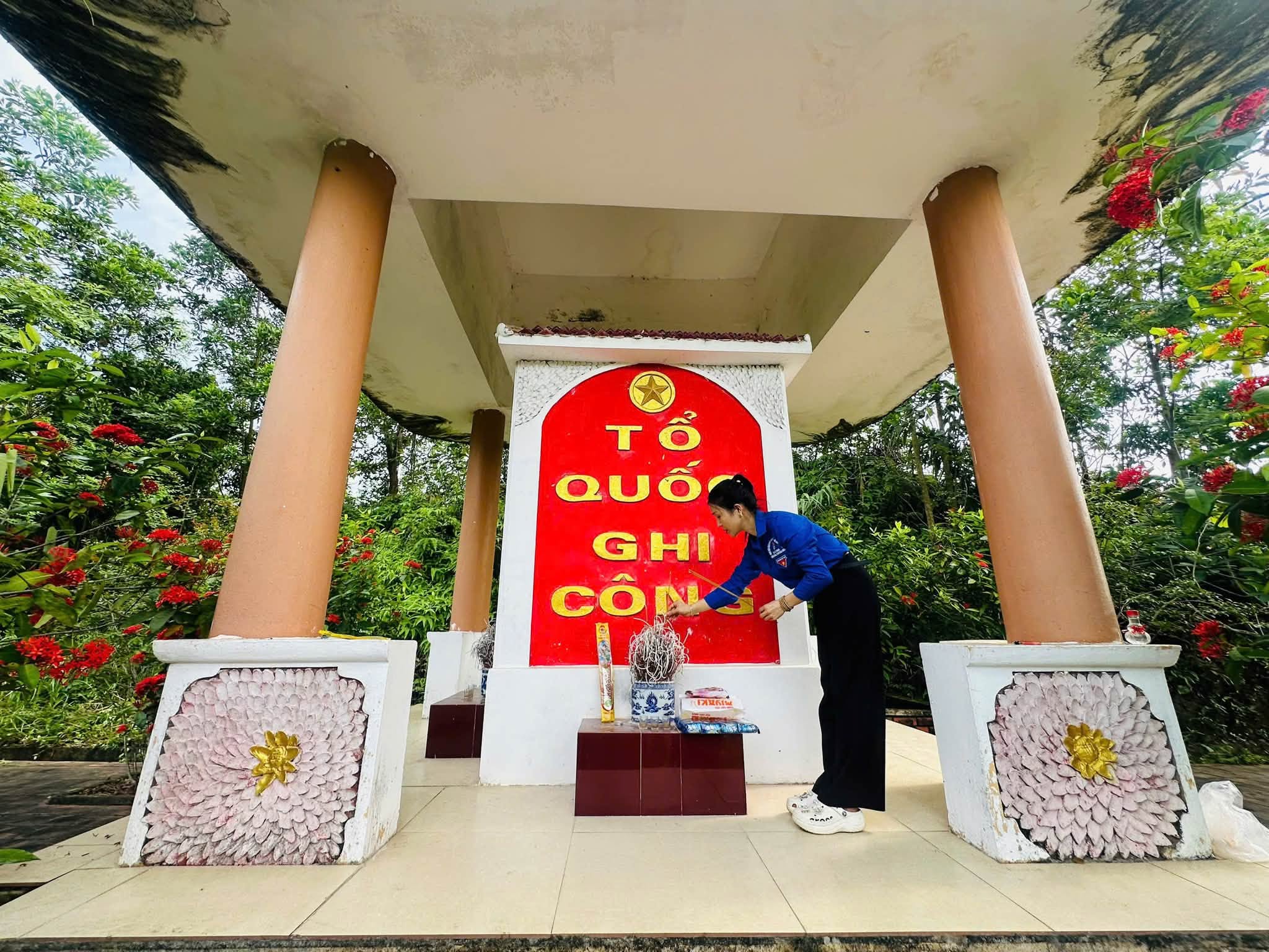 CHI ĐOÀN TRƯỜNG PTDTBT THCS LIÊN MINH DỌN VỆ SINH, DÂNG HƯƠNG TẠI ĐÀI TƯỞNG NIỆM