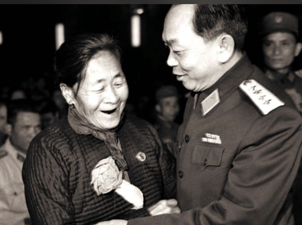 MẸ SUỐT – NGƯỜI MẸ GIỮA DÒNG SÔNG LỬA