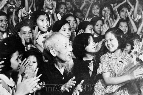 "Người nâng niu tất cả chỉ quên mình"