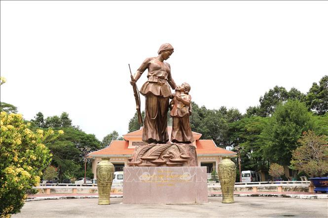ÚT TỊCH – MỘT BÊN LÀ CON, MỘT BÊN LÀ CHIẾN TRƯỜNG