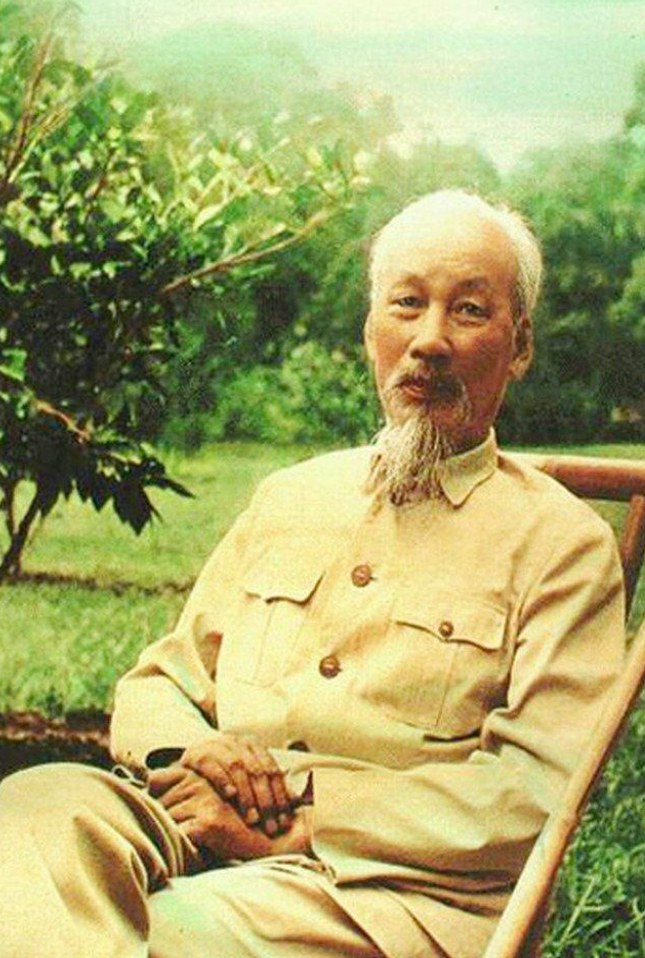 Hồ Chí Minh: Ngọn đuốc soi đường và đôi bàn tay làm nên lịch sử