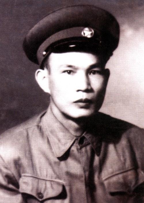 Mang gươm mở cõi, mang thơ giữ nước