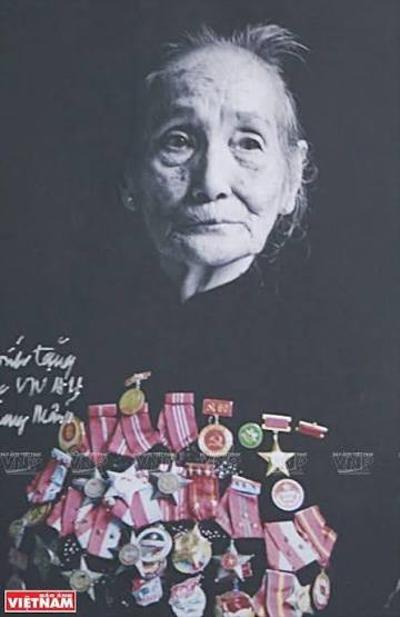 NGƯỜI MẸ ĐÀO HẦM DƯỚI BỆ THỜ TỔ TIÊN