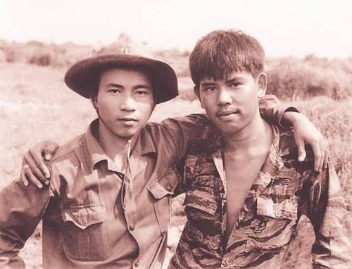 BỨC ẢNH "HAI NGƯỜI LÍNH" BÊN BỜ SÔNG GIỚI TUYẾN