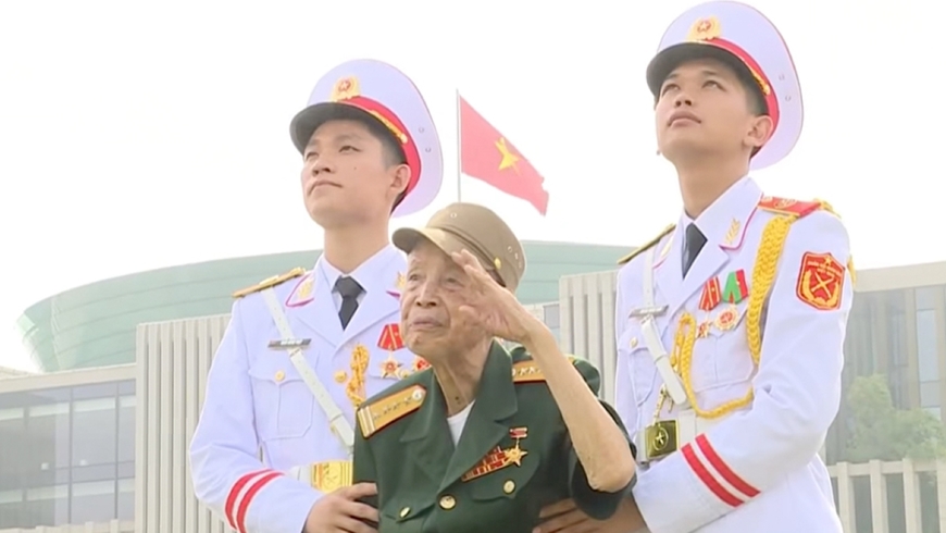 Người Anh hùng chào điều lệnh bằng tay trái