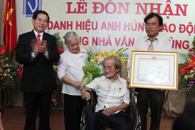 Sơn Tùng – Người viết văn bằng nghị lực và tình yêu đất nước